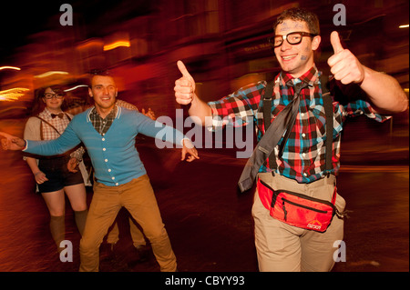 Feiernden Menschen feiern das neue Jahr 2012 auf den Straßen von Aberystwyth Wales UK Stockfoto