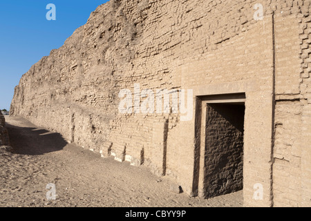 Eintritt in das massive Schlamm Brick Gehäuse von König Khasekhemwy der 2. Dynastie in Shunet el Zebib, Abydos Mittelägypten Stockfoto