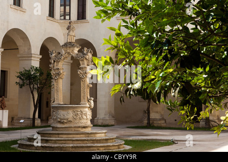 INNENHOF DES DIÖZESAN-MUSEUM EINGERICHTET, IN DER EHEMALIGEN SEMINAR PALAST, PIAZZA DEL DUOMO, LECCE, APULIEN, ITALIEN Stockfoto