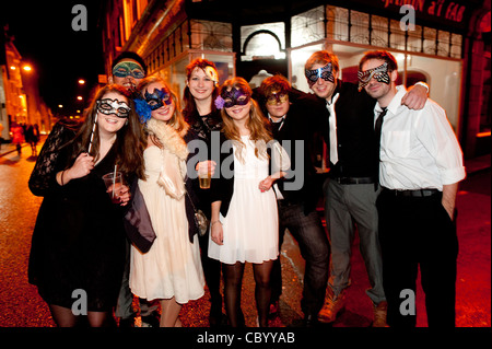 Nachtschwärmer, die Maskerade Masken feiern das neue Jahr 2012 auf den Straßen von Aberystwyth Wales UK Stockfoto