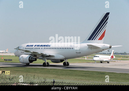 Air France Airbus A318-100 (F-GUGI) Rollen nach der Landung am Flughafen Manchester, England. Stockfoto