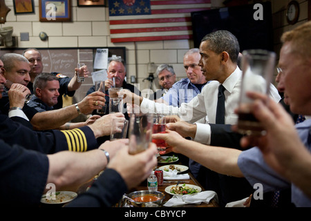 Präsident Barack Obama Toast Familien der Opfer von 9/11 und der Feuerwehrmann Bataillon 9 5. Mai 2011 in New York City, New York. Der Besuch war 4 Tage früher von US Special Forces anlässlich des Todes von Osama bin Laden getötet. Stockfoto