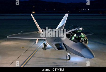 NELLIS AIR FORCE BASE, Nev. -- ein F/A-22 Raptor, der dem 42. Test- und Evaluierungs-Geschwader zugewiesen ist, sitzt hier auf der Fluglinie. Der Raptor ist der neueste Kämpfer im Air Force Inventar. Es wird derzeit getestet und bewertet und soll voraussichtlich Ende 2005 in Betrieb gehen Stockfoto