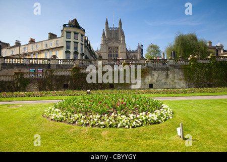 Formale Blumenbeet in Parade Gärten mit Bath Abbey und die Orangerie, an einem schönen Frühlingstag. Stockfoto