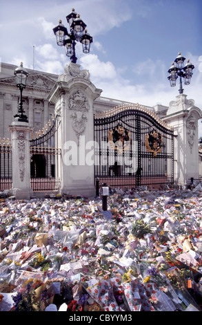 Prinzessin Diana Death Buckingham Palace Eingangstore und Ausstellung von Blumenstrauß Tribut, die den Bürgersteig und Teil der Straße füllen London England Großbritannien Stockfoto