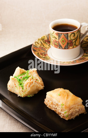 Baklava mit Kaffee Stockfoto