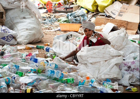 Indische Frau Sortierung durch Hausmüll Recycling in einem kleinen lokalen recycling Unternehmen. Andhra Pradesh, Indien Stockfoto