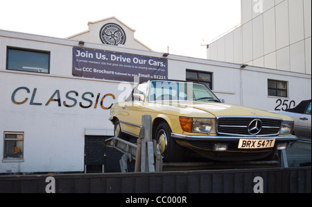 Mercedes 450 SL (W107) auf dem Display außerhalb der Classic Car Club, Old Street, London, UK. Stockfoto