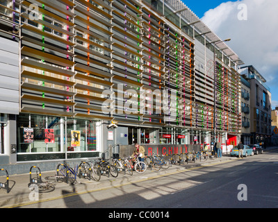 Rich Mix Kulturzentrum, Bethnal Green Road, London.  Es ist ein Veranstaltungsort für Musik, Theater, Comedy, Film und kreative Aktivitäten. Stockfoto