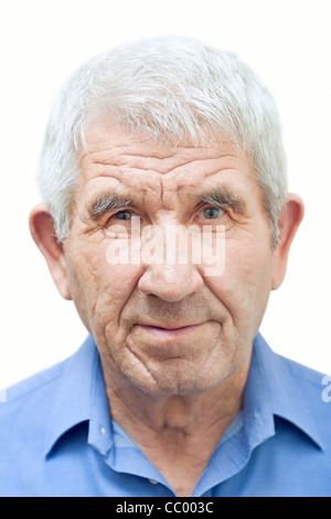 Senior in einem blauen Hemd auf weißem Hintergrund Stockfoto