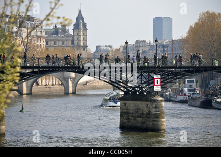 EIN SPAZIERGANG ÜBER DIE BRÜCKE PONT DES ARTS, PARIS (75), FRANKREICH Stockfoto