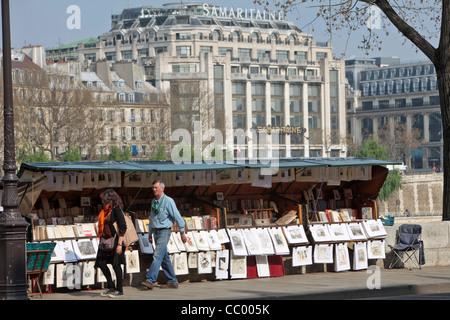 GEBRAUCHTE BUCHHÄNDLER RICHTEN SIE AN DEN UFERN DER SEINE IN DER NÄHE VON SAMARITAINE, QUAI CONTI, PARIS (75), ILE-DE-FRANCE, FRANKREICH Stockfoto