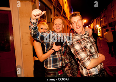 Nachtschwärmer feiern das neue Jahr 2012 auf den Straßen von Aberystwyth Wales UK Stockfoto