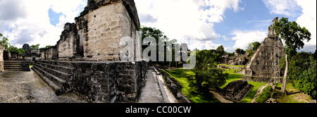 Eine Panorama-Aufnahme von den Maya-Ruinen von Tikal. Auf der rechten Seite ist Tempel 1, auch bekannt als der Tempel des großen Jaguar oder Tempel der Ah Cacao in Tikal Maya-Ruinen im Norden Guatemalas, jetzt eingeschlossen im Tikal National Park. In der Mitte des Rahmens ist der Main Plaza. Auf der linken Seite sind einige der die Residenzen der städtischen Beamten und Würdenträger. Stockfoto