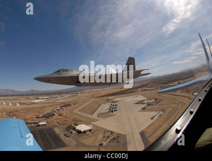 Ein F-22A Raptor vom Langley Air Force Base, VA., fliegt in Formation zusammen mit einem P-51 Mustang über Davis-Monthan Air Force Base, Arizona, Sonntag, 5. März 2006, während der Heritage Conference 2006. Die Konferenz vereint verschiedene US-Flugzeuge aus mehr als 60 Jahren Luftfahrtgeschichte, um die Zertifizierung bei der Durchführung von Flugshows weltweit zu gewährleisten Stockfoto