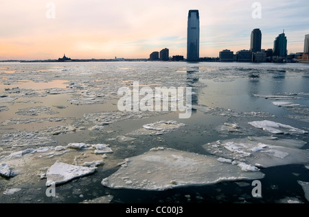 30. Januar 2005 - New York, NY - große Eisbrocken Bob im Brackwasser auf den Hafen von New York. Stockfoto