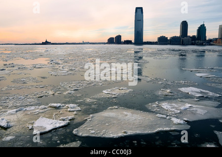 30. Januar 2005 -- New York, NY -- große Eisbrocken stürzen in den brackigen Gewässern des New Yorker Hafens. Stockfoto