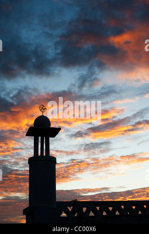 Muslimischen Gebet Wand bei Sonnenaufgang auf einem Hügel oberhalb der South indischen Dorf von Puttaparthi, Andhra Pradesh, Indien Stockfoto