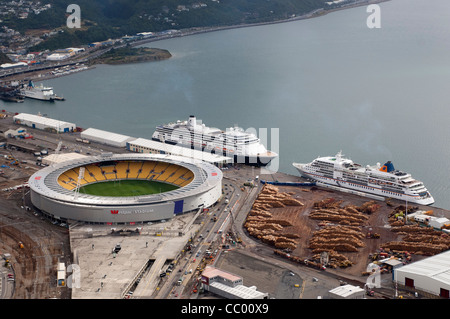 Kreuzfahrtschiffe, Volendam und Europa neben der Westpac Stadion in Wellington New Zealand angedockt. Stockfoto