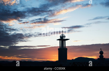 Muslimischen Gebet Wand bei Sonnenaufgang auf einem Hügel oberhalb der South indischen Dorf von Puttaparthi, Andhra Pradesh, Indien Stockfoto