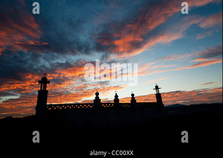 Muslimischen Gebet Wand bei Sonnenaufgang auf einem Hügel oberhalb der South indischen Dorf von Puttaparthi, Andhra Pradesh, Indien Stockfoto