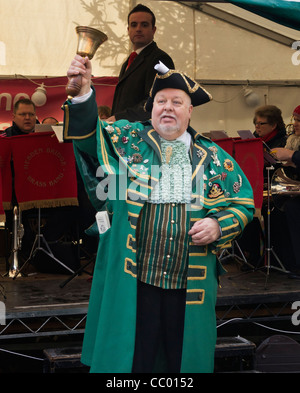 Stadtausrufer öffnet 2011 Grassington Dickens Christmas Festival und Markt. Mitglieder der Band Hebden Bridge im Hintergrund. Stockfoto