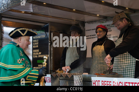 Grassington Dickens Christmas Festival und Markt. Der Ausrufer in einem der gastronomischen Stände. Stockfoto