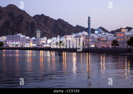 DIE KÜSTENSTRAßE IN MUTTRAH NACHTS, MUSCAT, SULTANAT VON OMAN, NAHER OSTEN Stockfoto