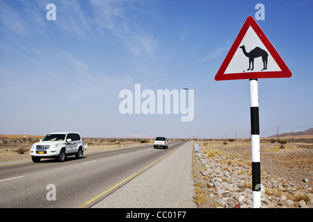 STRAßENSCHILD ALARMIERUNG TREIBER AUF DAS VORHANDENSEIN VON KAMELEN AUF DER STRAßE NACH WAHIBA SANDS WÜSTE, SULTANAT OMAN, NAHER OSTEN Stockfoto