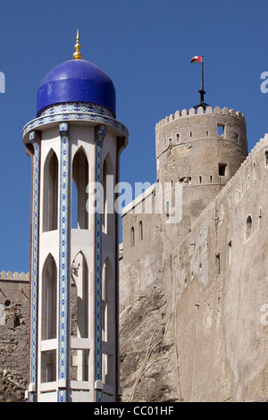 DAS MINARETT DER MOSCHEE AL KHAWR VOR DEM AL MIRANI FORT IN ALTEN MUSCAT, SULTANAT VON OMAN, NAHER OSTEN Stockfoto