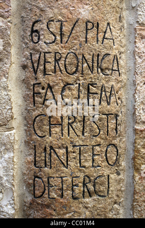 GRAVIERTER STEIN ANLÄSSLICH DER SECHSTEN STATION DER DAS KREUZ, DIE VIA DOLOROSA, DIE ALTSTADT VON JERUSALEM, ISRAEL Stockfoto