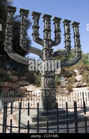 DIE BRONZE MENORA FÜR DIE KNESSET (DAS ISRAELISCHE PARLAMENT) BRITISC PARLAMENT IM JAHR 1956, JERUSALEM, ISRAEL, ISRAEL GEGEBEN Stockfoto