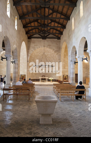 INNENRAUM DER KIRCHE VON DER VERMEHRUNG DER BROTE UND DER FISCHE, TABGHA, ISRAEL Stockfoto