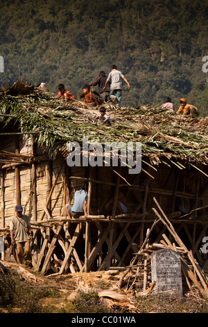 Indien, Arunachal Pradesh, Daporijo, obere Subansiri Bereich Menschen am Dach des Hauses thatching mit Toku Patta verlässt Stockfoto