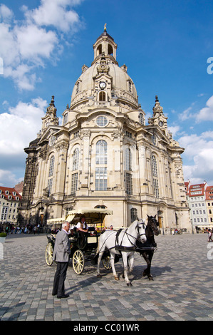 Wagen und Pferde auf dem gepflasterten Vorplatz die historische Kuppel der Frauenkirche in Dresden, Deutschland