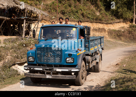 Indien, Arunachal Pradesh, Daporijo, obere Subansiri Bereich, Nahverkehr, Tata LKW mit Passagieren auf der Rückseite Stockfoto