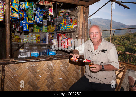 Indien, Arunachal Pradesh, Daporijo, obere Subansiri, touristische Biertrinken in kleinen Straßenrand trinken stall Stockfoto