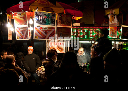 Hot Dog Verkäufer auf den Straßen von Manhattan, New York. Stockfoto