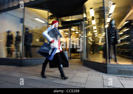 Junge Frau einkaufen in der Union Street in Aberdeen City Centre, Schottland, UK Stockfoto