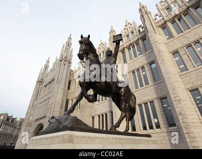 Statue von Robert the Bruce im frisch renovierten Marischal College in Aberdeen City Centre, Schottland, UK Stockfoto