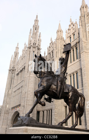 Statue von Robert the Bruce im frisch renovierten Marischal College in Aberdeen City Centre, Schottland, UK Stockfoto