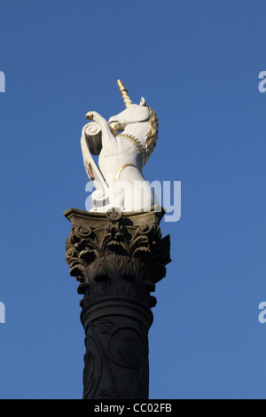 Weißes Einhorn-Statue auf dem Mercat Cross in Aberdeen City Centre, Schottland, UK Stockfoto
