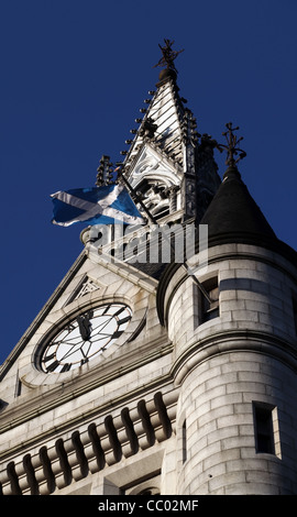 Der Turm des Stadthauses in Aberdeen City Centre, Schottland, UK mit dem schottischen Andreaskreuz Flagge am Mittag Stockfoto