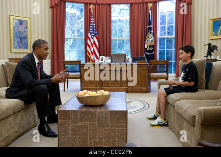 Präsident Barack Obama spricht mit Nicky DeParle, Sohn des Deputy Chief Of Staff Nancy Ann DeParle während einer Pause im Oval Office des weißen Hauses 10. Oktober 2011 in Washington, DC. Stockfoto