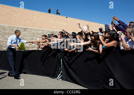 Präsident Barack Obama schüttelt Hände mit Studenten, bevor er Hinweise auf die American Jobs Act an der Abraham Lincoln High School 27. September 2011 in Denver liefert. Stockfoto