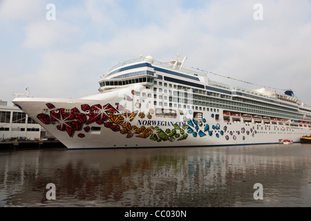 Kreuzfahrtschiff Norwegian Gem angedockt am Manhattan Cruise Terminal in New York City. Stockfoto