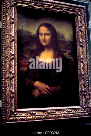 Dieses weltberühmte Porträt der Mona Lisa ist ein Öl-Gemälde des italienischen Künstlers Leonardo da Vinci auf dem Display an den Louvre in Paris, Frankreich. Stockfoto