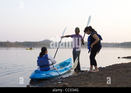 Kanufahren in der Nähe von Mumbai, Indien Stockfoto