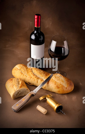 Flasche Rotwein, Glas und Brot auf niederländischen Meisters Leinwand Hintergrund Stockfoto