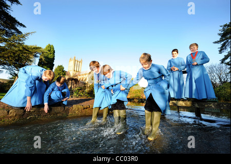 Junge Chorsänger aus der Wells Cathedral Choir in Somerset UK machen Sie eine Pause von Proben "Der Brunnen" Teich nach dem spielen Stockfoto